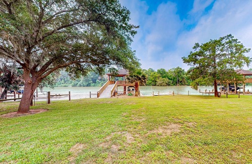 Brazoria House | Spacious dog-friendly riverfront home with central AC, private pier + firepit