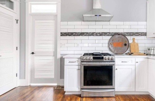 Eastwood House | Spacious Dog Friendly 3 BR Townhome, Grill, Patio 3 Blocks to Grocer, 5 Mins to 5 Points, 15 Mins to Broadway, 24 Hour Hospitality Team, Perfect for Families