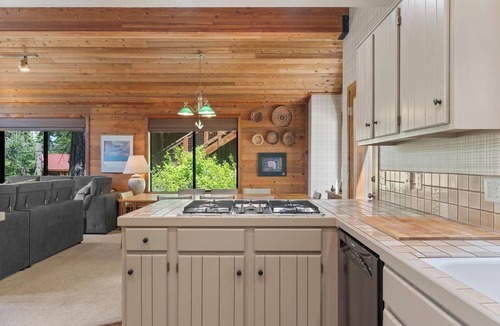Truckee House | Spacious Donner Lakeview Home