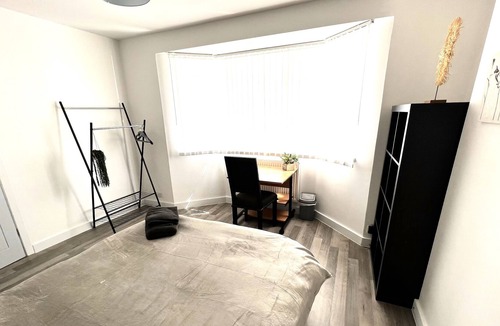 Whitefoot House | Spacious Double Room for ONE Guest in a Shared House