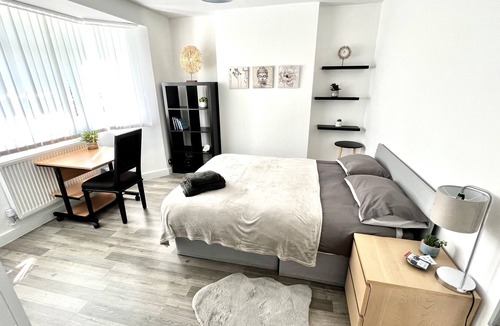 Whitefoot House | Spacious Double Room for ONE Guest in a Shared House