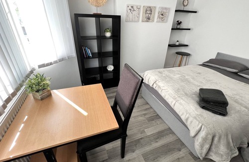 Whitefoot House | Spacious Double Room for ONE Guest in a Shared House