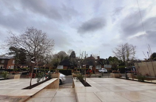 Cray Valley West Apartment | Spacious Double Room with Dedicated Bathroom R-1