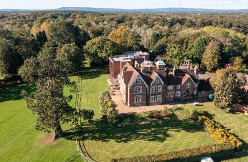 Cranleigh House | Spacious Double Room with Lovely Views