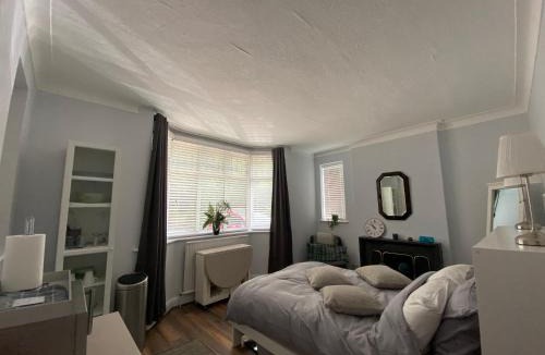 London Borough of Bromley House | Spacious Double Studio-style room