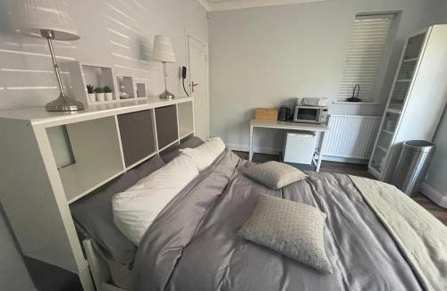 London Borough of Bromley House | Spacious Double Studio-style room