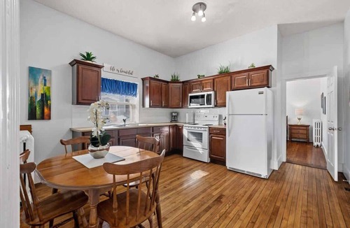 Queens Square Apartment | Spacious Downtown Retreat at Ole King Square