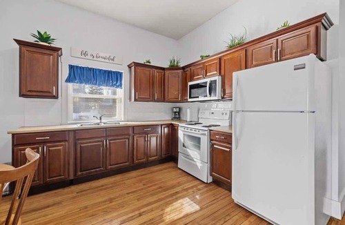 Queens Square Apartment | Spacious Downtown Retreat at Ole King Square