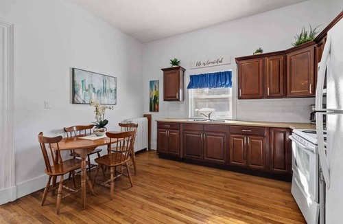 Queens Square Apartment | Spacious Downtown Retreat at Ole King Square