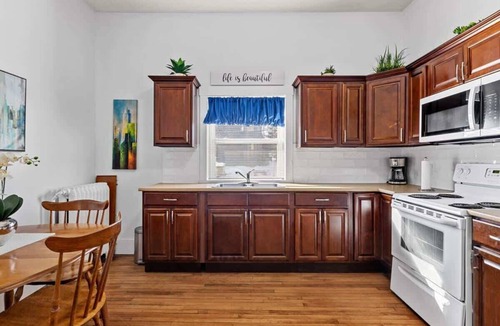 Queens Square Apartment | Spacious Downtown Retreat at Ole King Square