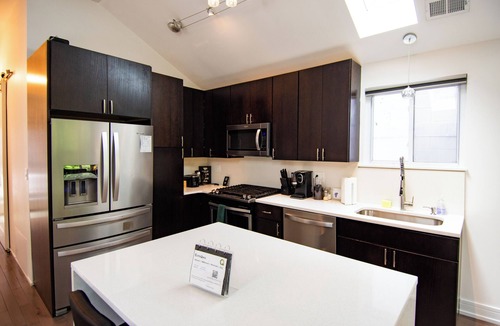 Noble Square Condo | Spacious Downtown Chicago Condo with Spa Bath, King Bed, Patio, 3 Blocks to L