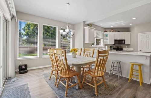 Eagle House | Spacious Downtown Eagle Retreat Perfect for Groups