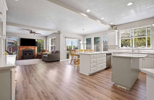 Eagle House | Spacious Downtown Eagle Retreat Perfect for Groups