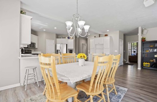 Eagle House | Spacious Downtown Eagle Retreat Perfect for Groups