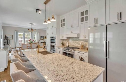Evansville House | Spacious Downtown Elegance