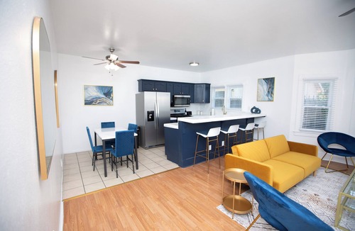 Willmore House | Spacious Downtown Gem w/Parking