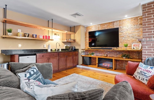 Hallowell Apartment | Spacious Downtown Hallowell River View Apartment