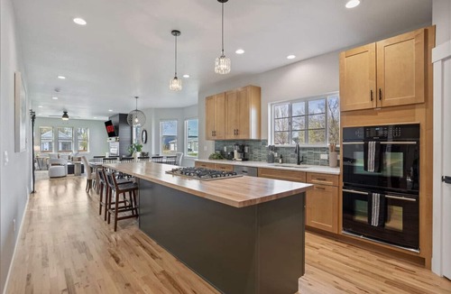 Cheyenne House | Spacious Downtown Location | 4BA, 2 Kitchens + Game Room