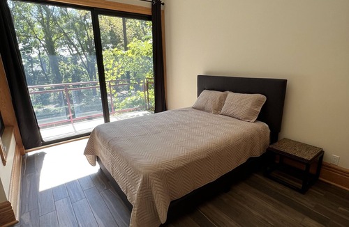 Shaughnessy Village Apartment | Spacious Downtown Montreal Apt-4BR/2BA, Free Wifi, Washer/dryer