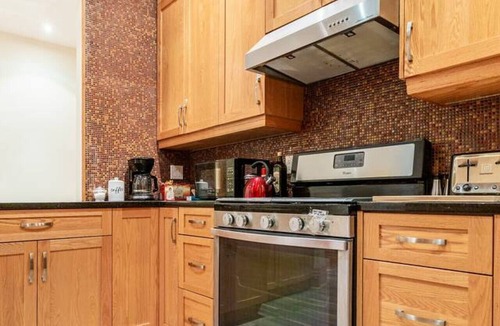 Shaughnessy Village Apartment | Spacious Downtown Montreal Apt-4BR/2BA, Free Wifi