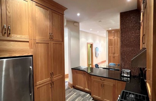 Shaughnessy Village Apartment | Spacious Downtown Montreal Apt-4BR/2BA, Free Wifi