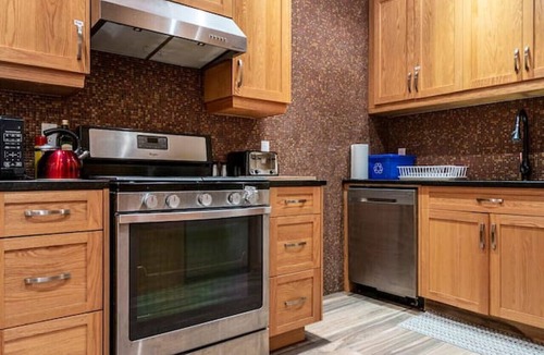 Shaughnessy Village Apartment | Spacious Downtown Montreal Apt-4BR/2BA, Free Wifi
