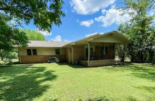Parsons House | Spacious downtown Parsons home!
