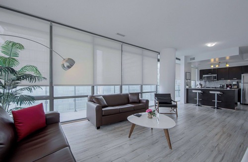 Bay Cloverhill Condo | Spacious Downtown Toronto 2BR + Den Condo | Balcony | Sleeps 8 | Near Hospitals