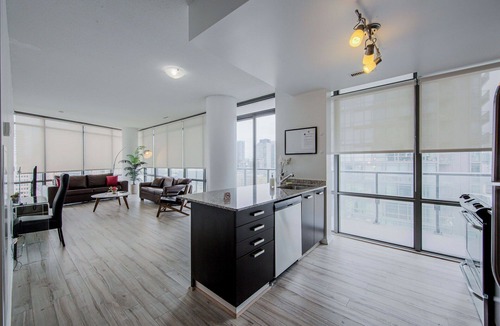 Bay Cloverhill Condo | Spacious Downtown Toronto 2BR + Den Condo | Balcony | Sleeps 8 | Near Hospitals