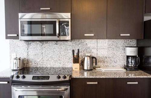 Bay Cloverhill Condo | Spacious Downtown Toronto 2BR + Den Condo | Balcony | Sleeps 8 | Near Hospitals