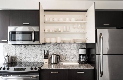 Bay Cloverhill Condo | Spacious Downtown Toronto 2BR + Den Condo | Balcony | Sleeps 8 | Near Hospitals