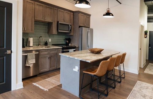 Troy Apartment | Spacious Downtown Troy 3BR 3BA Sleeps 10