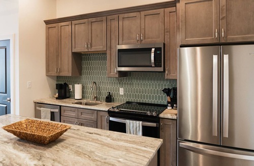 Troy Apartment | Spacious Downtown Troy 3BR 3BA Sleeps 10