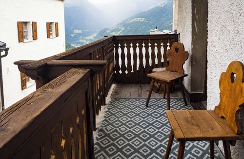St. Luc Ski Chalet | Spacious duplex apartment in chalet – Sleeps 8Charming apartment of 96 m² on 2 floors, located in a