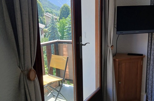 Seyne Apartment | Spacious duplex apartment with mountain views, close to shops