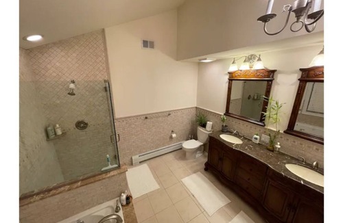 Palisades Park House | Spacious Duplex in Palisades Park