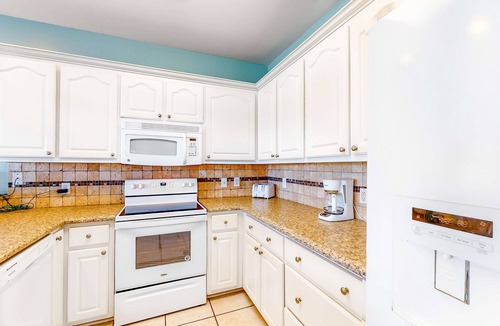 Southpointe Condo | Spacious Duplex with walkable beach access, AC, Free WiFi, Shared Pool, W&D