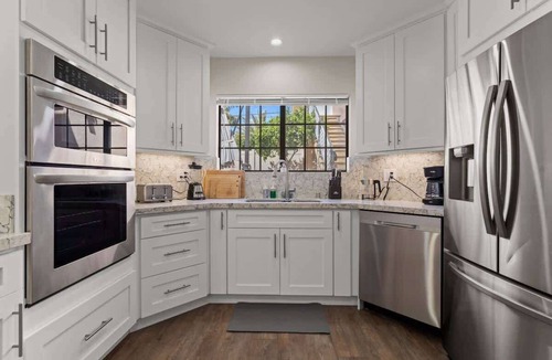 Burbank House | Spacious Elegance in the Hills