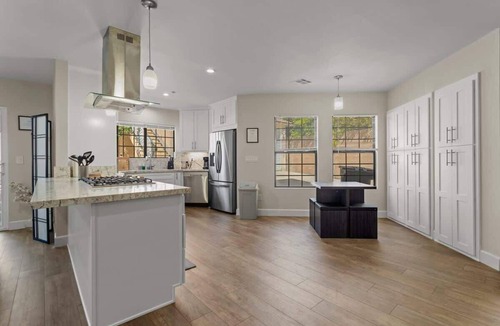 Burbank House | Spacious Elegance in the Hills