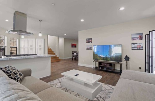 Burbank House | Spacious Elegance in the Hills