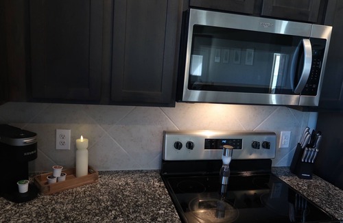 College Station House | Spacious & Elegant Family Retreat Minutes from Texas A&M! Sleeps 13 Comfortably!