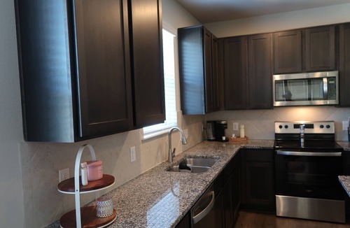 College Station House | Spacious & Elegant Family Retreat Minutes from Texas A&M! Sleeps 13 Comfortably!