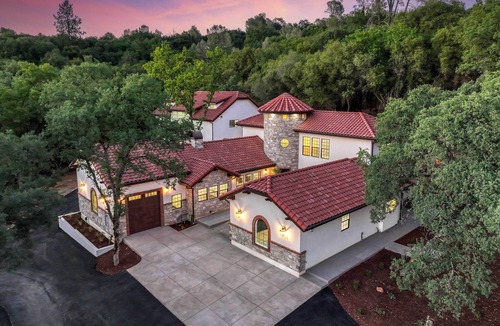 Auburn Villa | Spacious & Elegant Retreat in Auburn w/Patio!