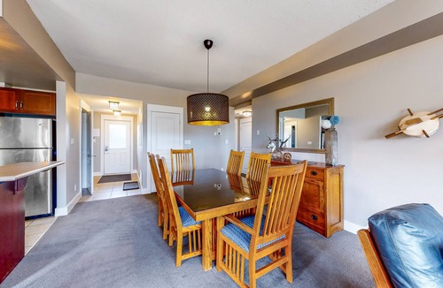 The Blue Mountains Apartment | Spacious End Unit Condo w/Board Games, Free WiFi, Patio - near Downtown