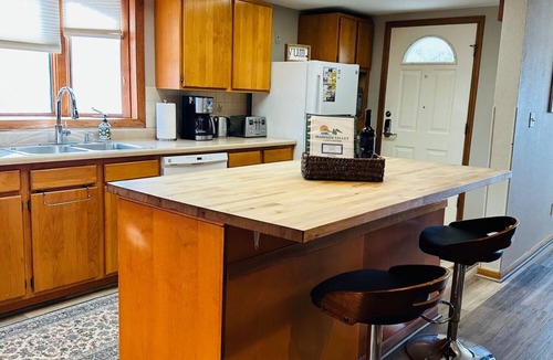 Ennis House | Spacious Ennis Home – Walk to Town, River & Local Attractions