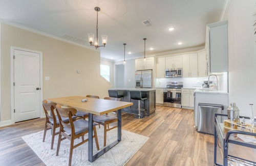 Crosstown House | Spacious Entire Duplex Perfect for Families & Groups