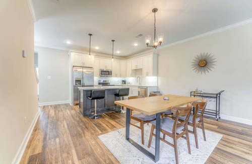 Crosstown House | Spacious Entire Duplex Perfect for Families & Groups