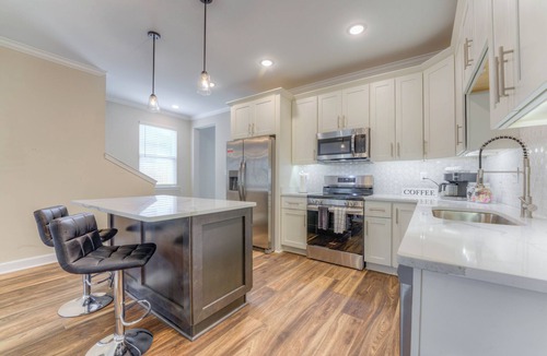 Crosstown House | Spacious Entire Duplex Perfect for Families & Groups