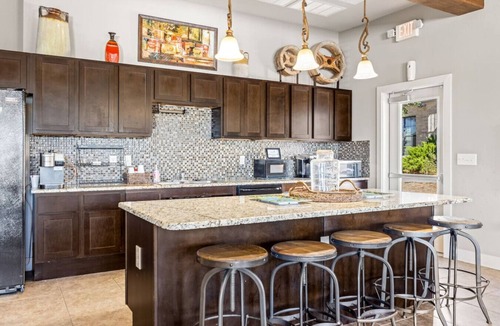 Southside Apartment | Spacious Escape | 3BR2BA | Pool, Gym, Lounge, Park