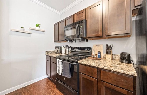 Southside Apartment | Spacious Escape | 3BR2BA | Pool, Gym, Lounge, Park